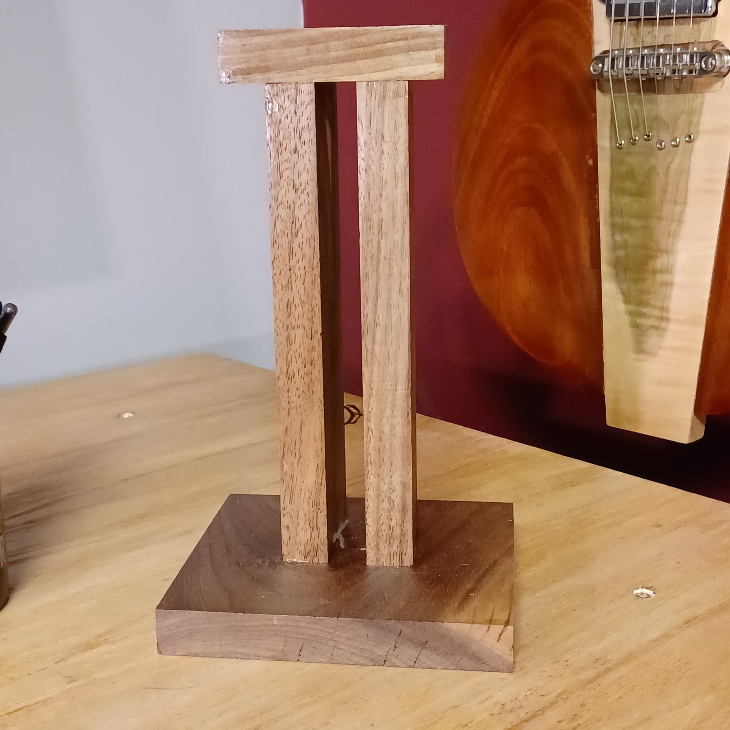 String to Speaker Desktop Headphone Stand