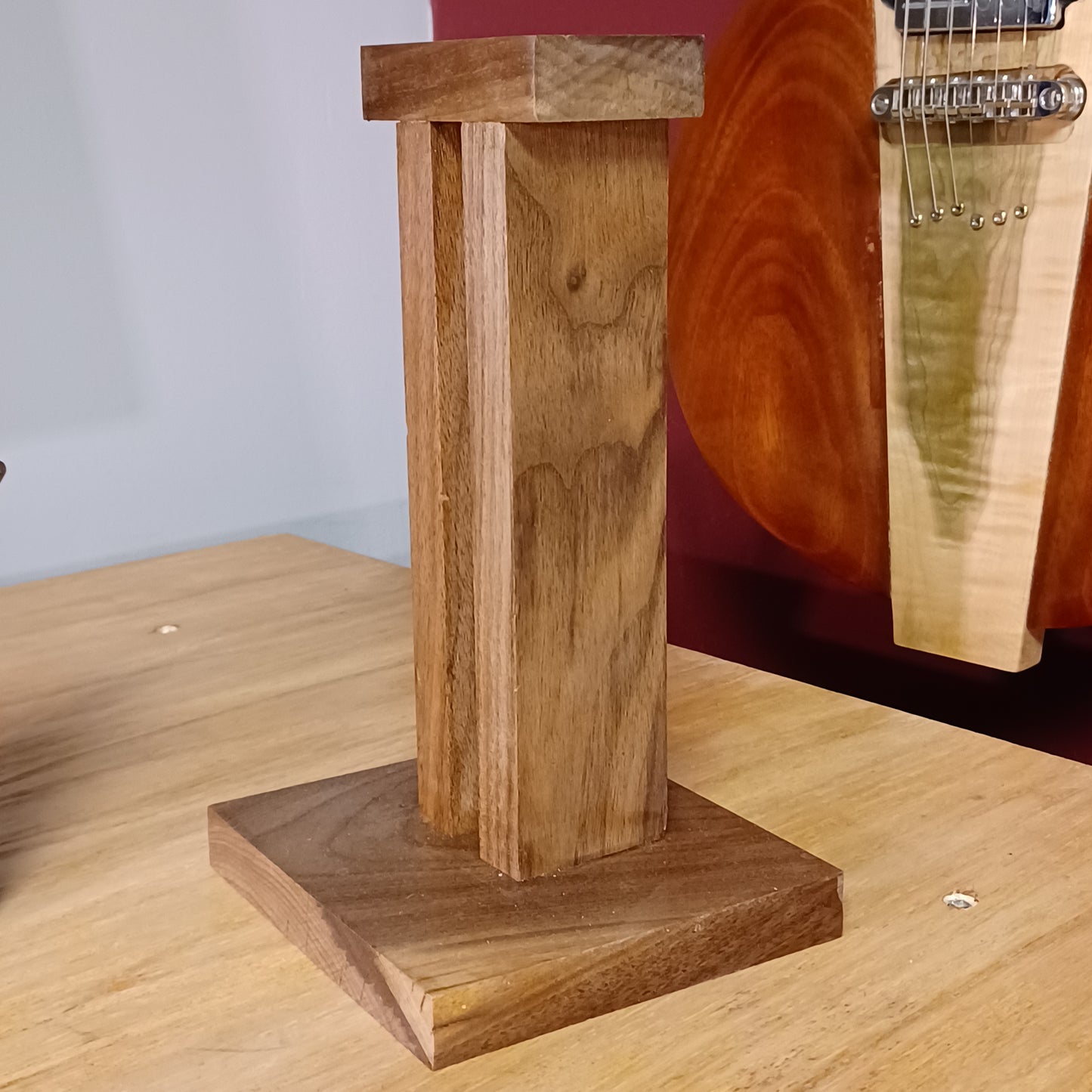 String to Speaker Desktop Headphone Stand