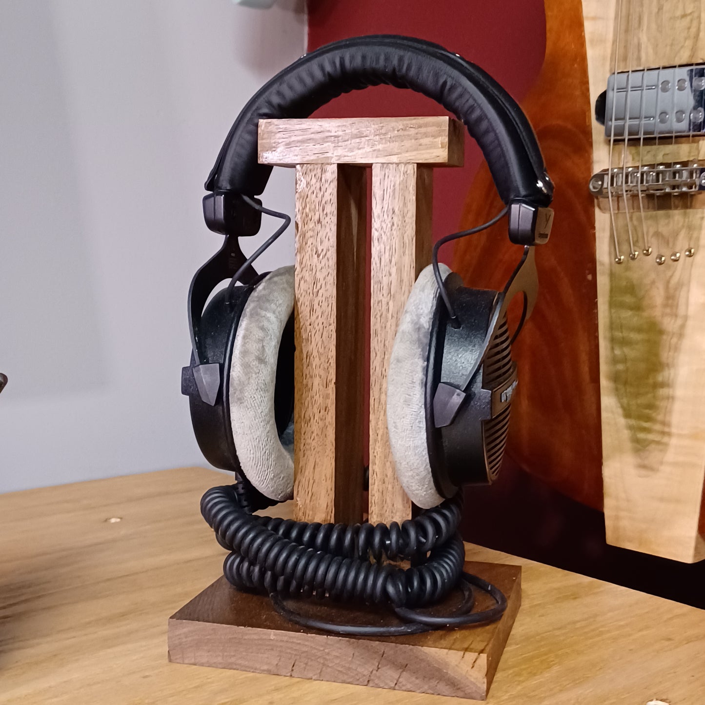 String to Speaker Desktop Headphone Stand
